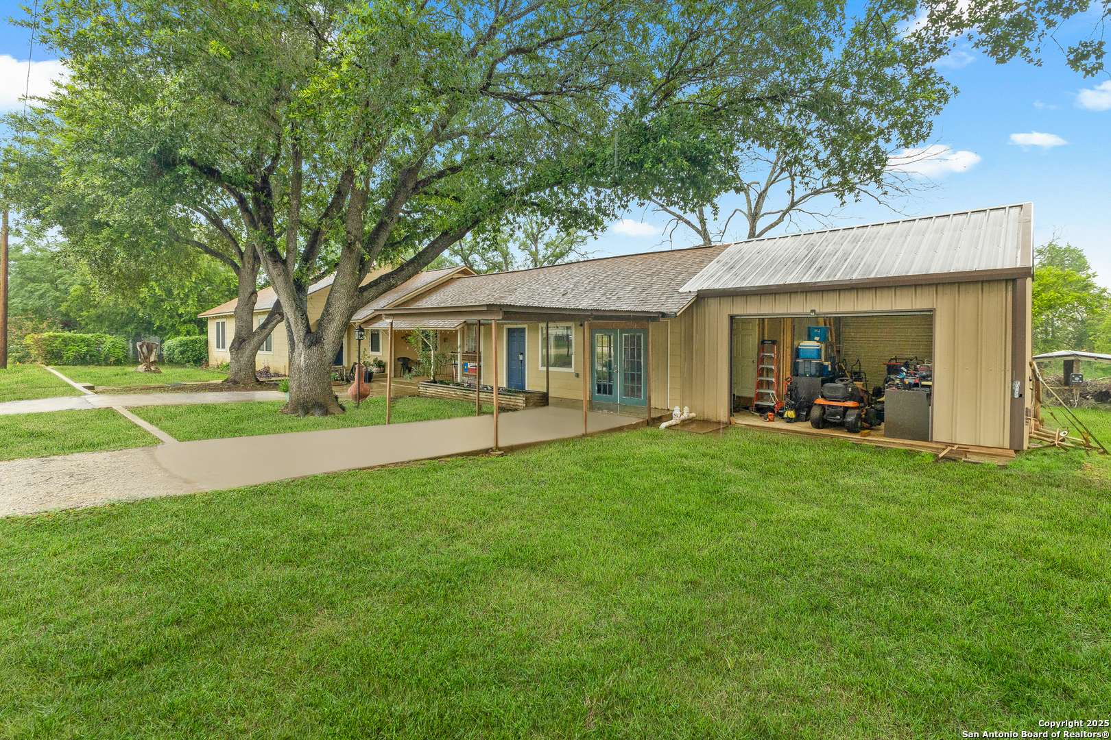 Floresville, TX 78114,1604 J ST
