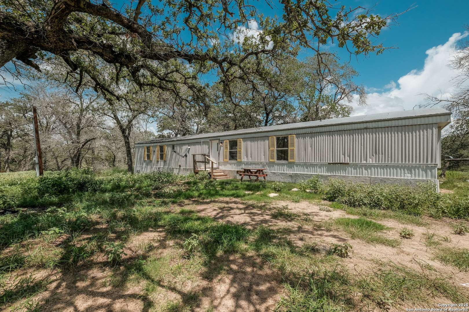 131 Flores Oaks, Floresville, TX 78114