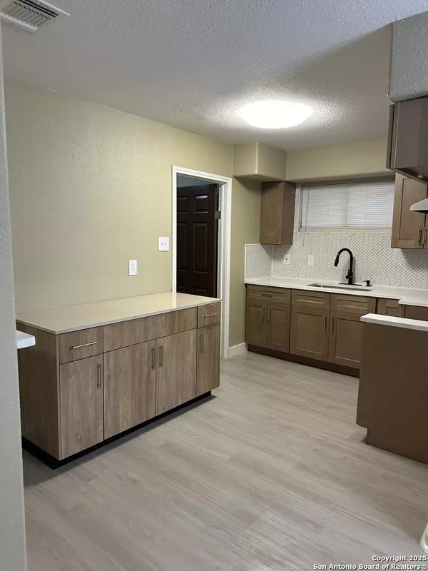 San Antonio, TX 78210,3718 Bremen