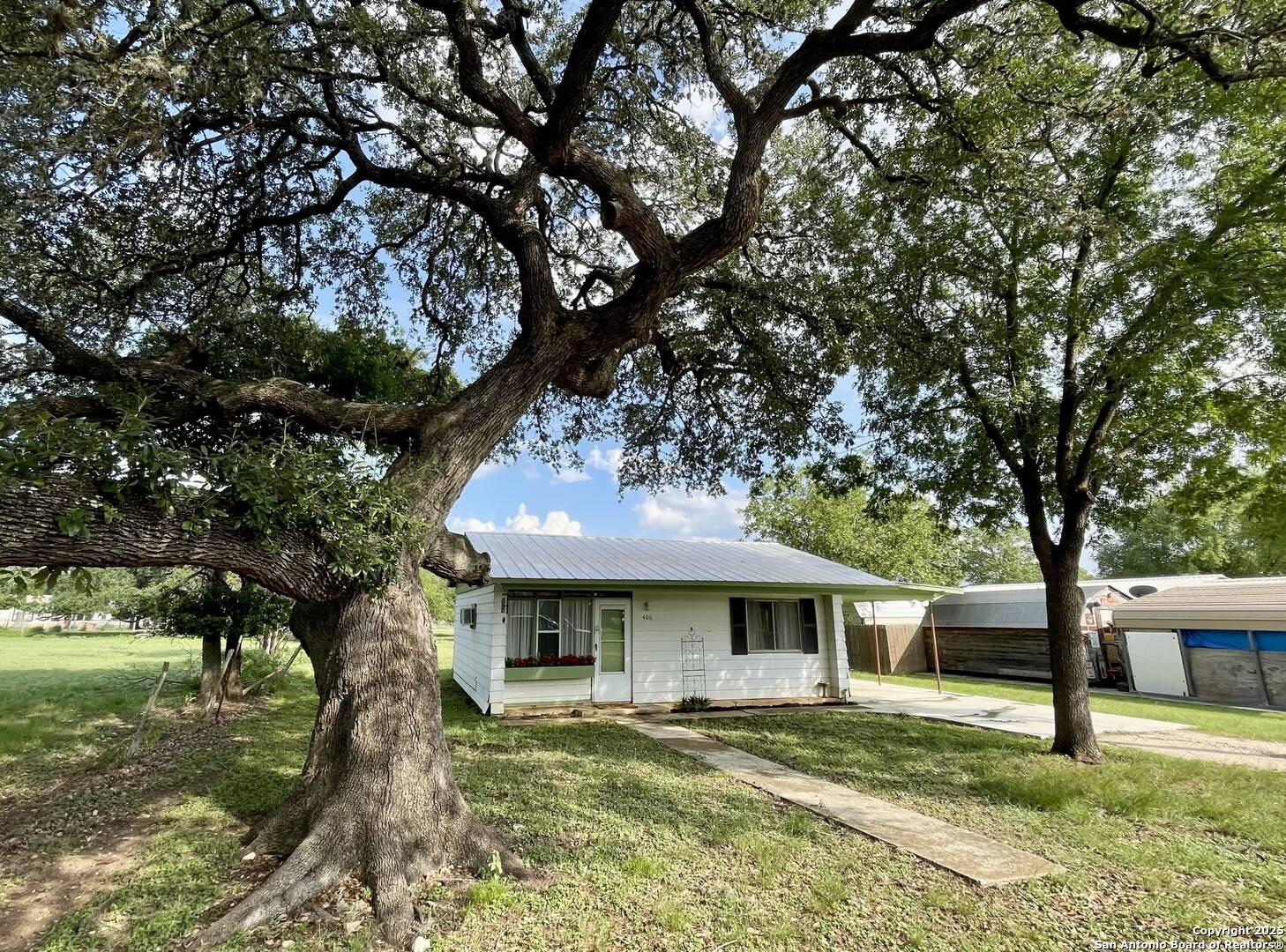 406 Hackberry, Bandera, TX 78003