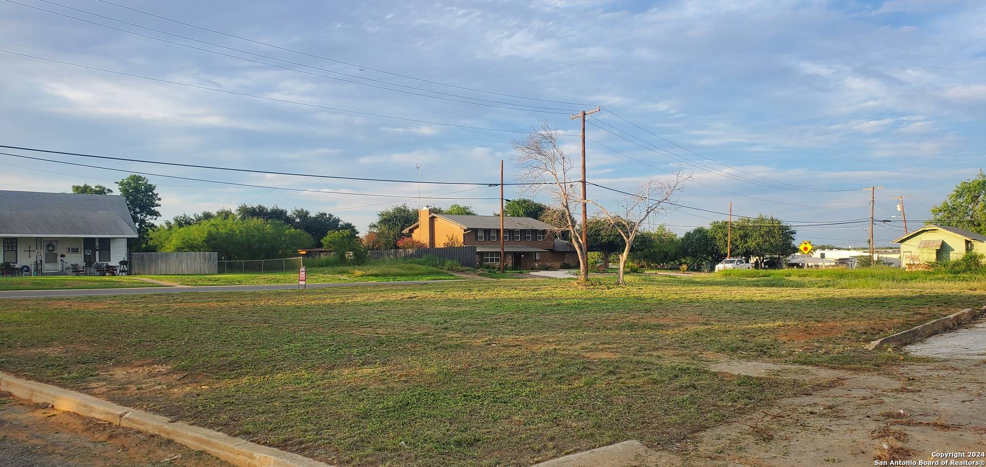 Cotulla, TX 78014,309 Leona