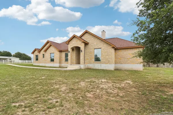 Floresville, TX 78114,164 Abrego Lake