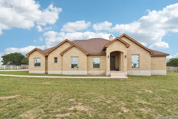 164 Abrego Lake, Floresville, TX 78114