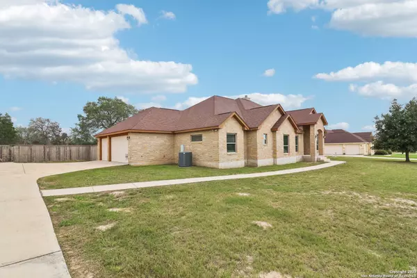 Floresville, TX 78114,164 Abrego Lake