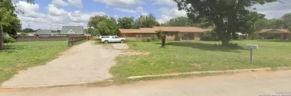 Pearsall, TX 78061,720 S Walnut ST