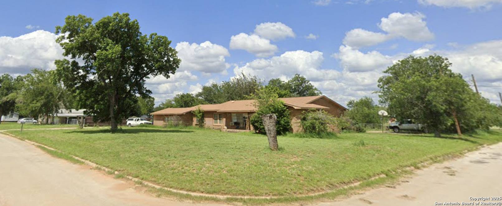 Pearsall, TX 78061,720 S Walnut ST