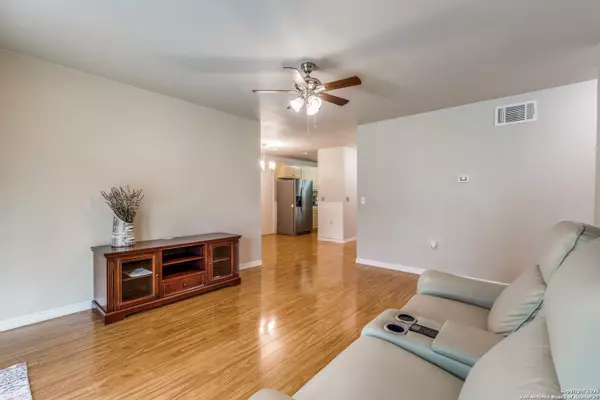 Converse, TX 78109,9825 Meadow Hill