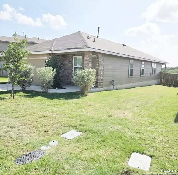 Floresville, TX 78114,437 Middle Green