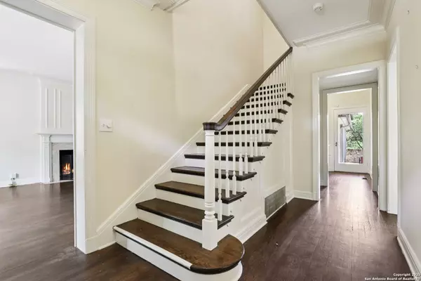 San Antonio, TX 78212-3038,248 E SUMMIT AVE