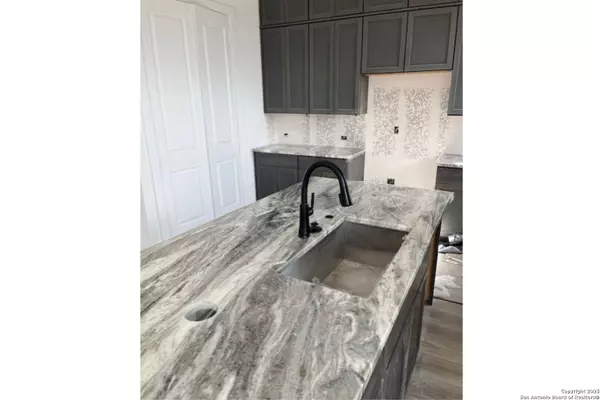 San Antonio, TX 78249,6464 Babcock Rd #304