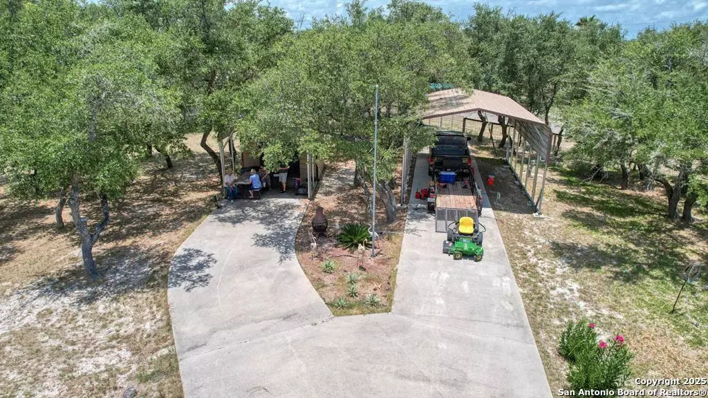 527 traylor, Rockport, TX 78382