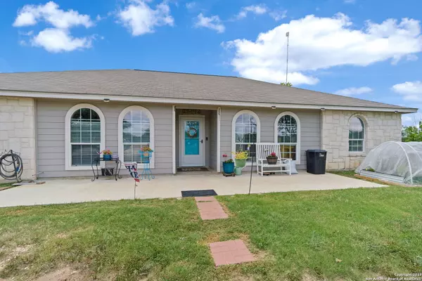 Devine, TX 78016,169 County Road 6611