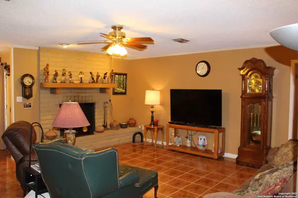 Uvalde, TX 78801,116 E Bluebonnet Dr