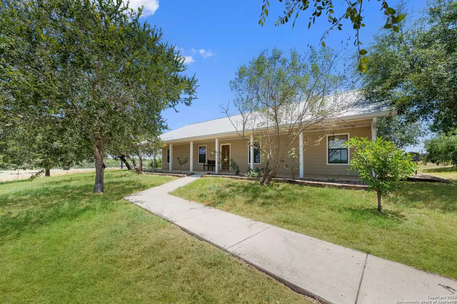 1227 County Road 104, Floresville, TX 78114