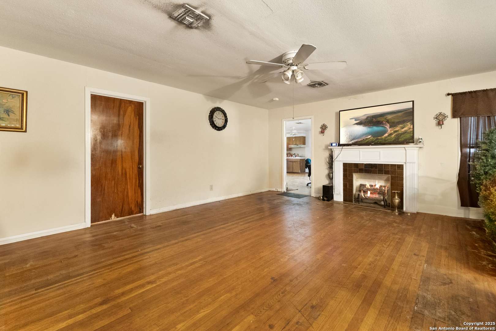 Pearsall, TX 78061,918 brazos
