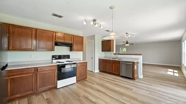 Cibolo, TX 78108,209 Hinge