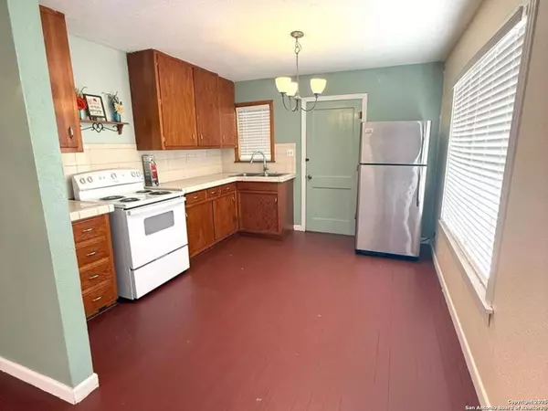 Lakehills, TX 78063-6417,507 BLACK BASS RD