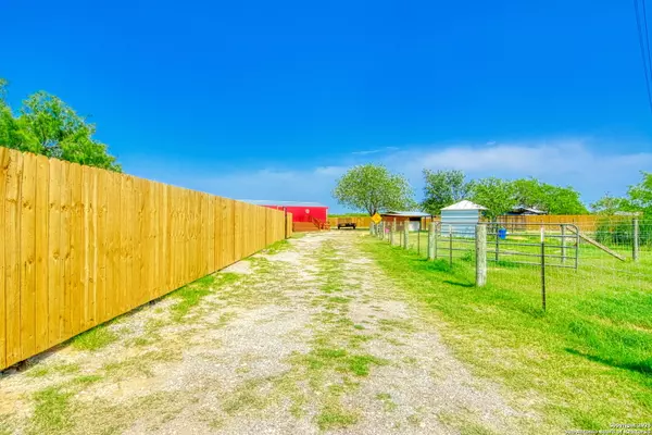 Elmendorf, TX 78112,18883 lagloria