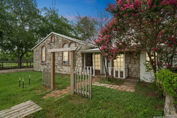 897 Zig Zag, Devine, TX 78016