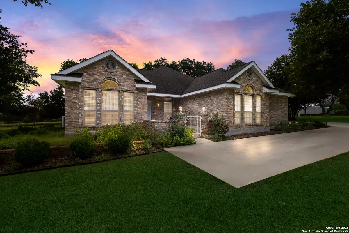Floresville, TX 78114,228 FAWN LANE