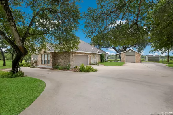 Floresville, TX 78114,228 FAWN LANE