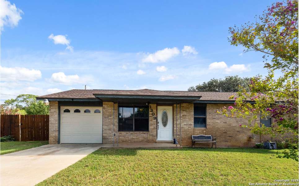 1309 Medina, Pearsall, TX 78061
