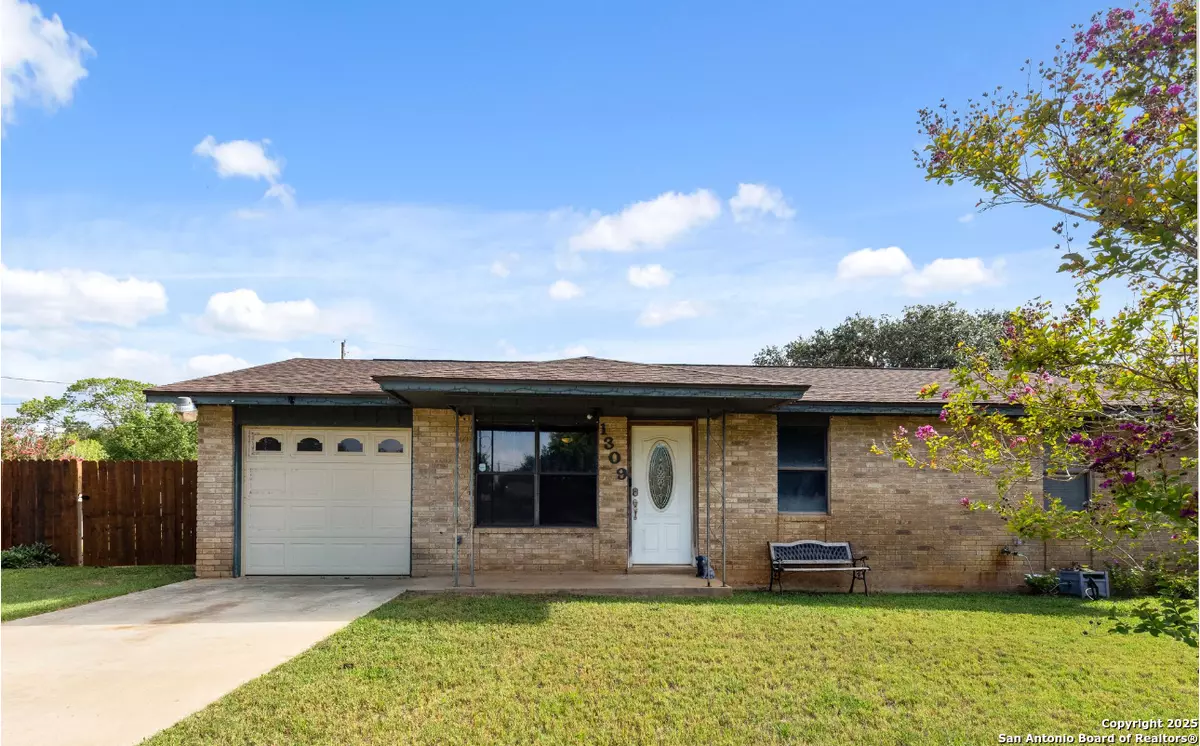 Pearsall, TX 78061,1309 Medina