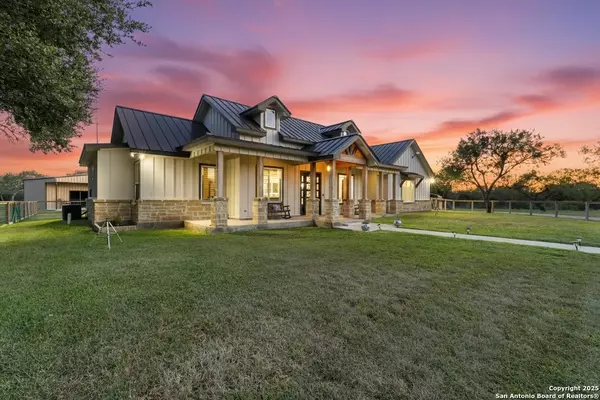 Devine, TX 78016,976 County Road 7718