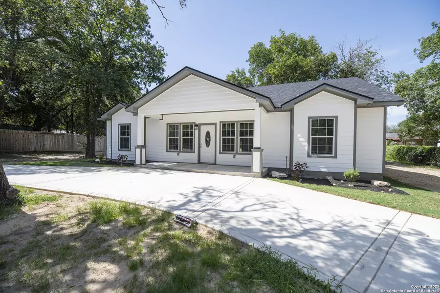 3811 Waterwood Pass, Elmendorf, TX 78112