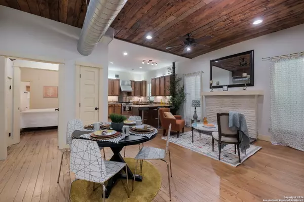 San Antonio, TX 78209-7010,215 IRA AVE UNIT 1