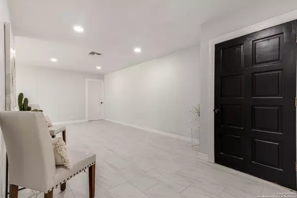 San Antonio, TX 78239,6135 Royal