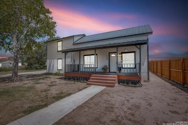 525 Rossville, Devine, TX 78016