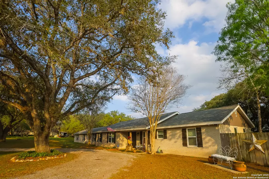 4 Encino Loma, Beeville, TX 78102