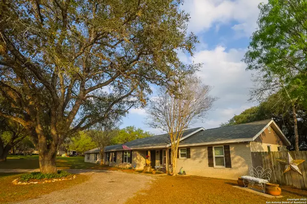 4 Encino Loma, Beeville, TX 78102