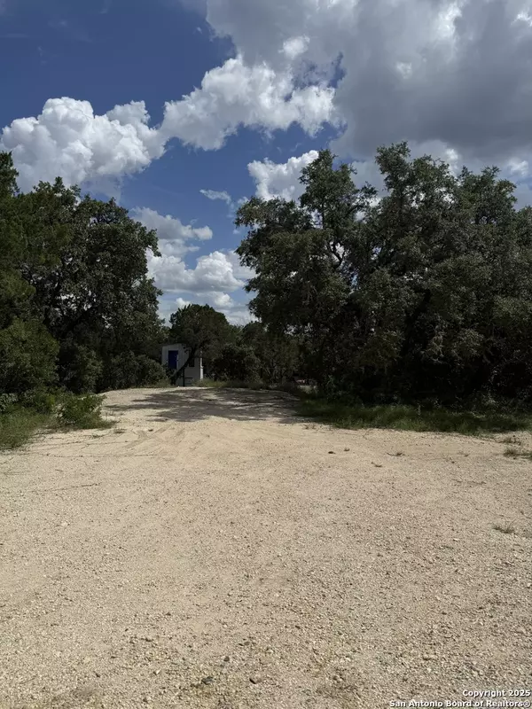 197 Rainbow Dr, Lakehills, TX 78063