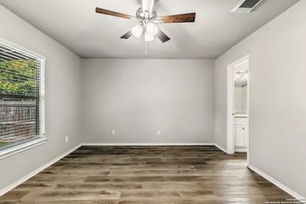 San Antonio, TX 78254,7935 Dueling Oak