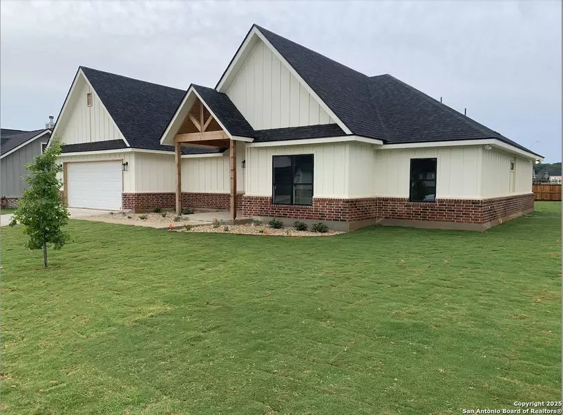 109 W Magnolia Cir, La Vernia, TX 78121