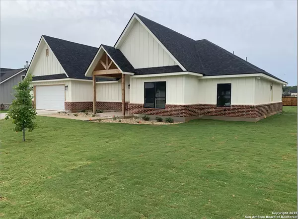 109 W Magnolia Cir, La Vernia, TX 78121