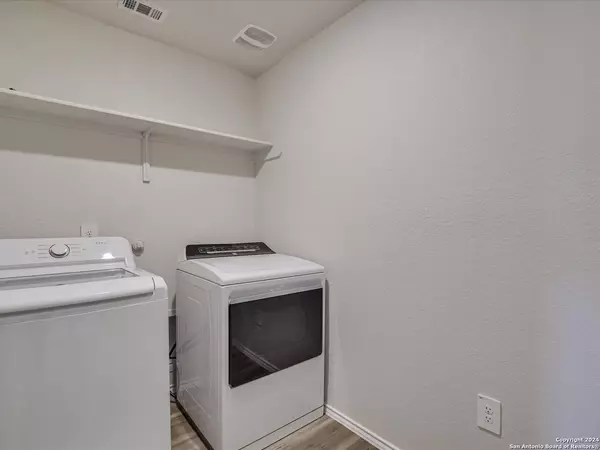 Seguin, TX 78155,905 Nodding Nixie