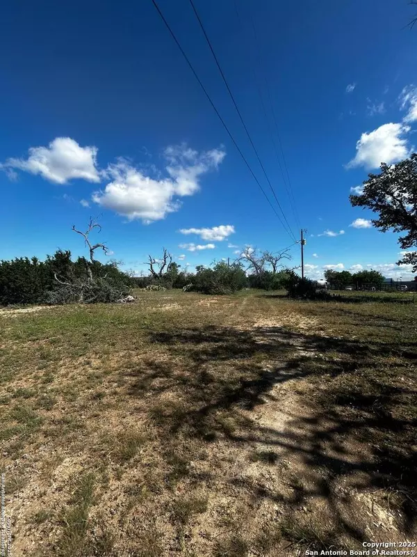 1754 Lakeshore Dr N, Bandera, TX 78003