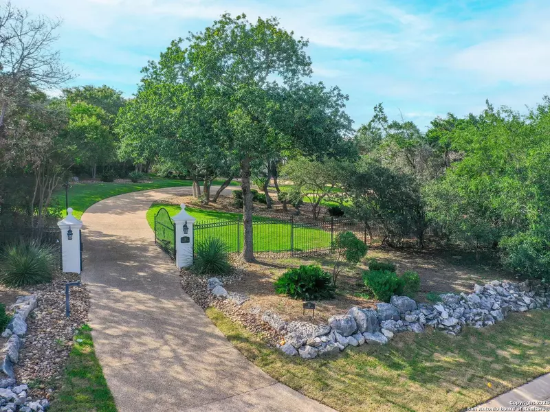 10 Champions Run, San Antonio, TX 78258-7719