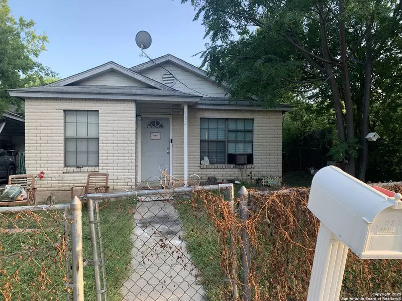 132 University, San Antonio, TX 78201