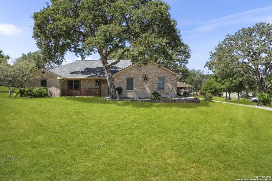 1233 Hillside Oaks Dr, La Vernia, TX 78121-4734