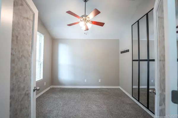 Converse, TX 78109,10421 Macarthur Way