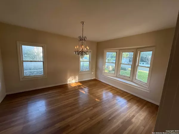 Alamo Heights, TX 78209,352 Cloverleaf