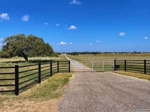 1635 COBLE RD, Poteet, TX 78065-4112