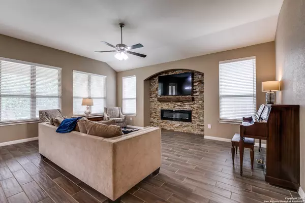 Pleasanton, TX 78064,305 Iron Gate