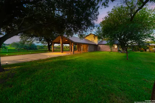 1823 Skyview, Floresville, TX 78114