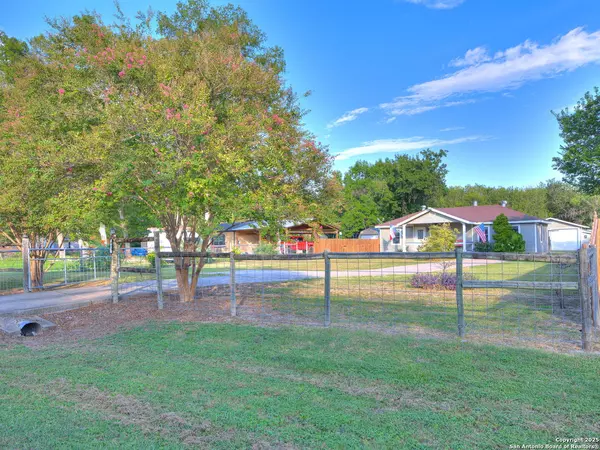 Mcqueeney, TX 78123,435 Woodcreek Cir