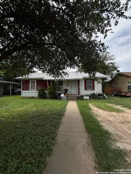 409 SYCAMORE ST, Uvalde, TX 78801